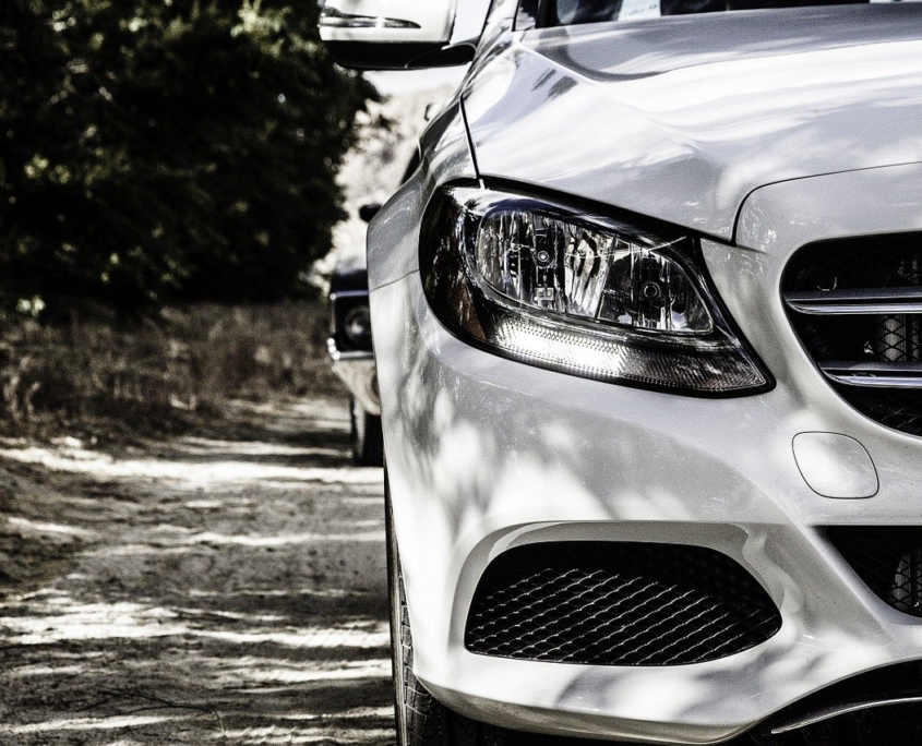 Taller mecánico coche blanco